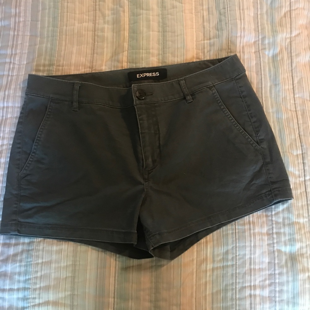 Express shortie shorts mid rise 8. Deep green💕